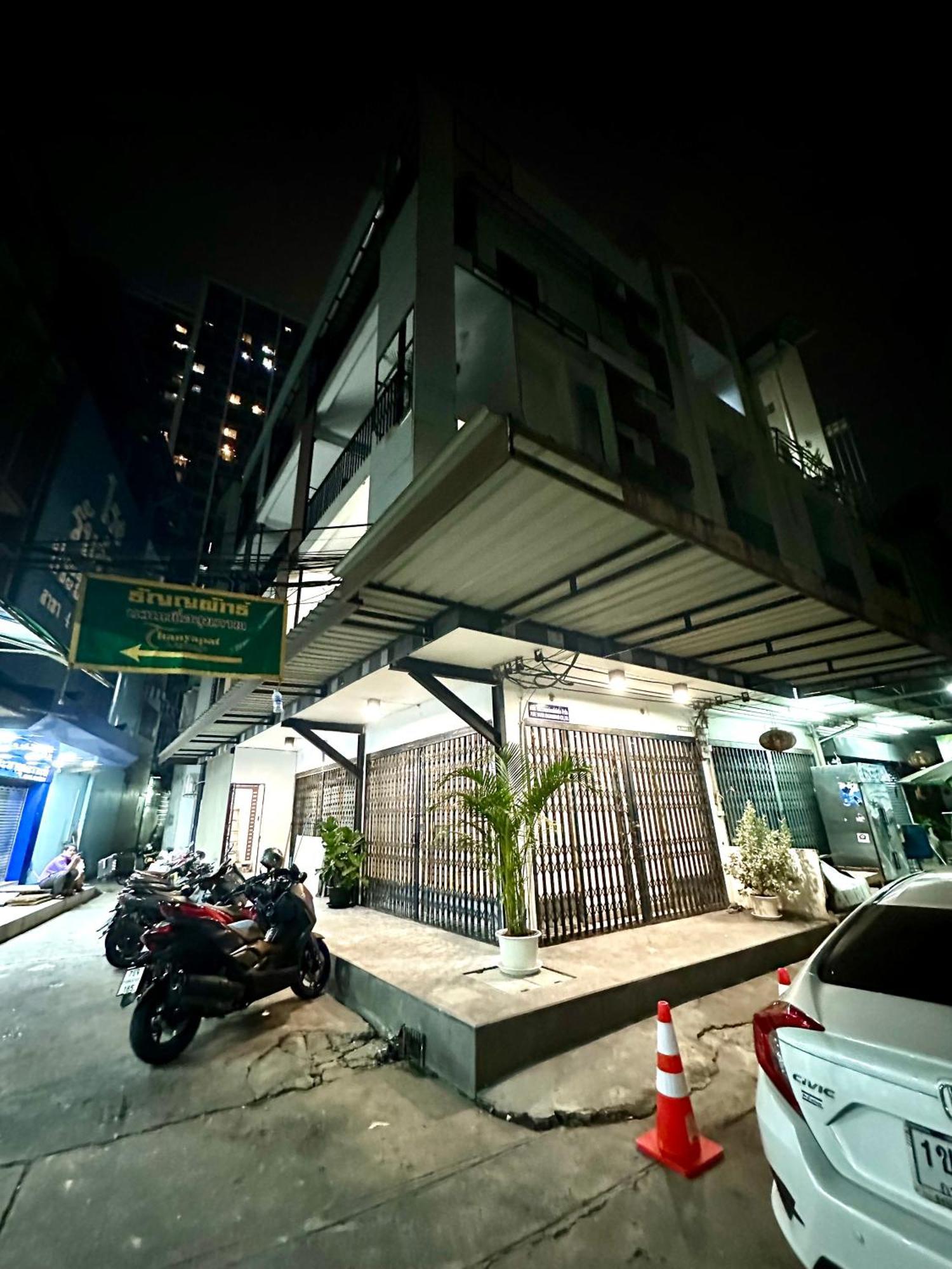 The White Den Chatuchak Бангкок Экстерьер фото