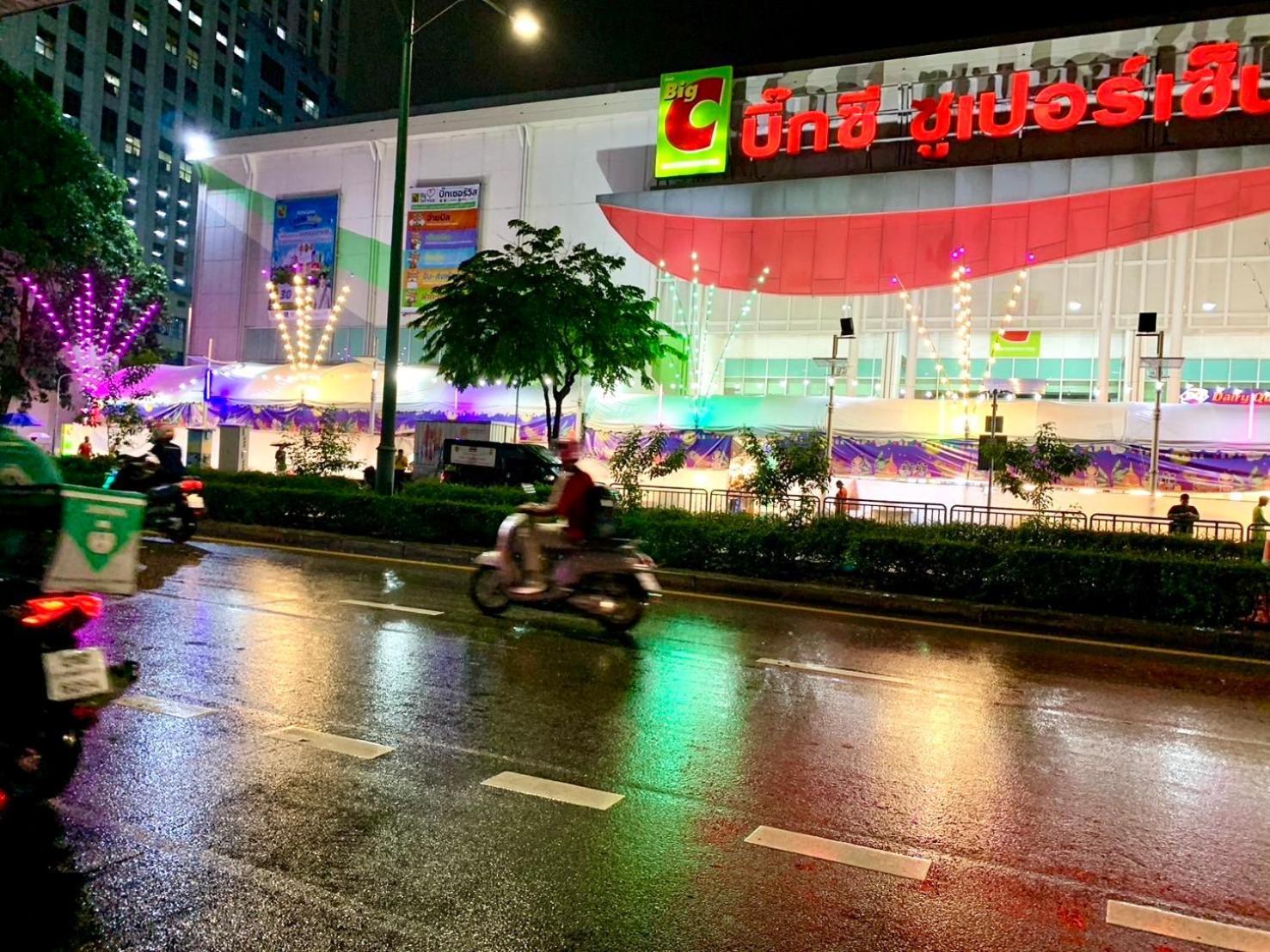 The White Den Chatuchak Бангкок Экстерьер фото