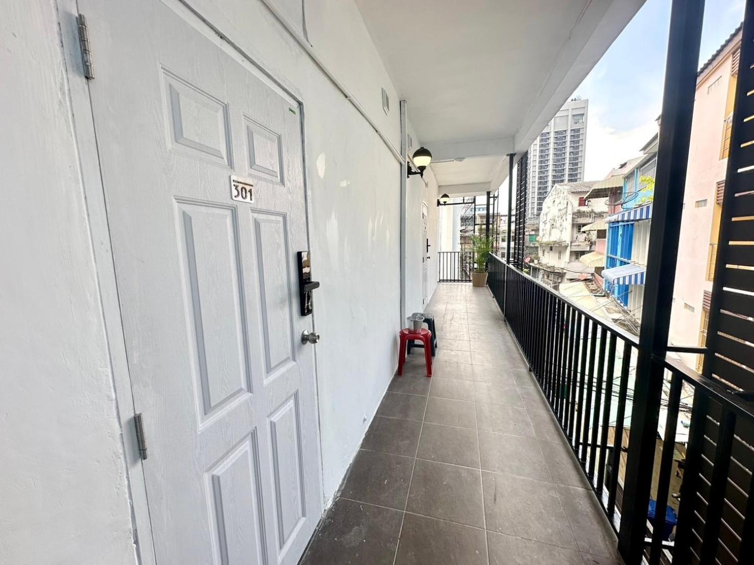 The White Den Chatuchak Бангкок Экстерьер фото